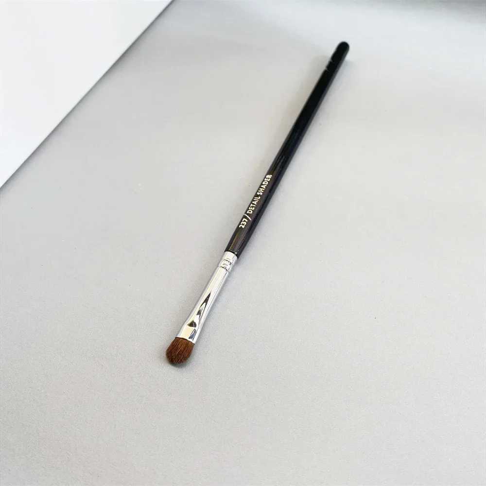 Detail Shader Brush 237 Small Shader Eyeshadow Smudging Eyeliner Cosmetics Makeup Brush Beauty Tool XJ2500716