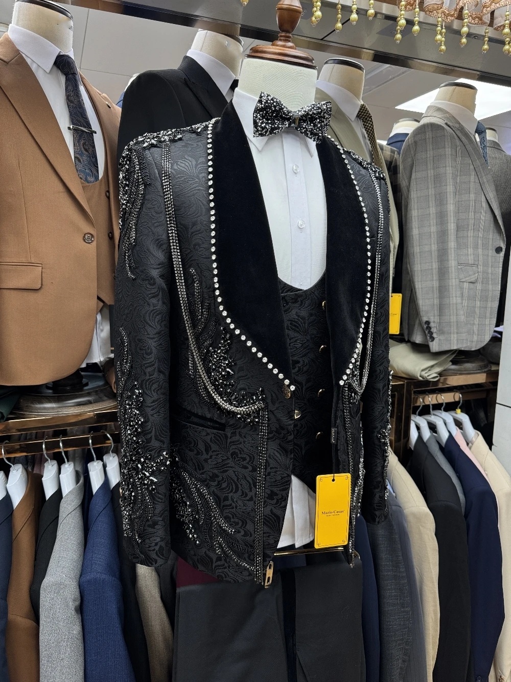 Luxury Men Suits Tailor-Made 3 Pieces Appliques Shawl Lapel Jacket Rhinestone Tassel Jacquard Groom Customized Coat Vest Pants Plus Size
