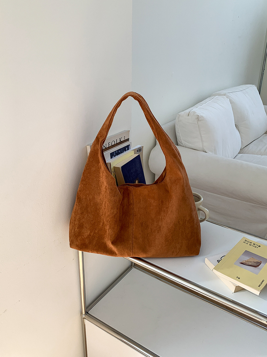 Large Capacity Commuter Tote Bag with Vintage Charm Made from Soft Suede Material