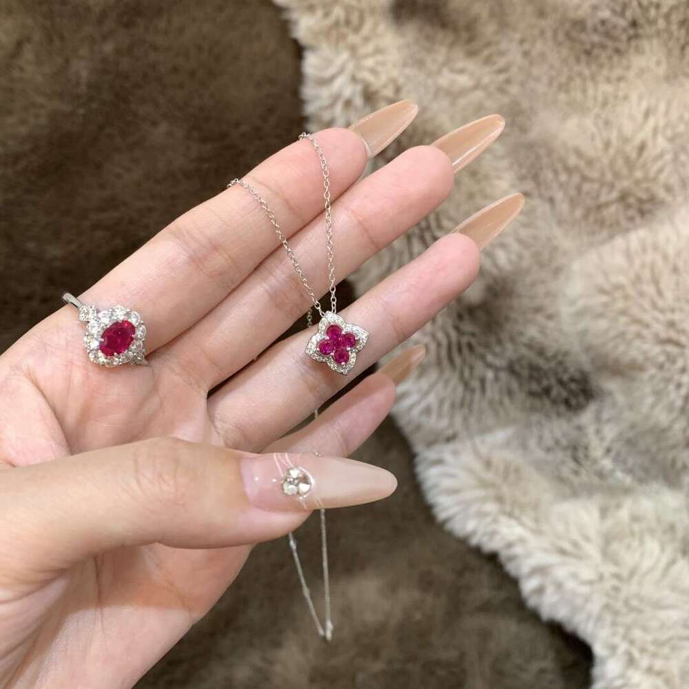 S Pure Sier Light Elegant Red Four-Leaf Clover Pendant Necklace Niche Exquisite High-Value Petal Collarbone Chain