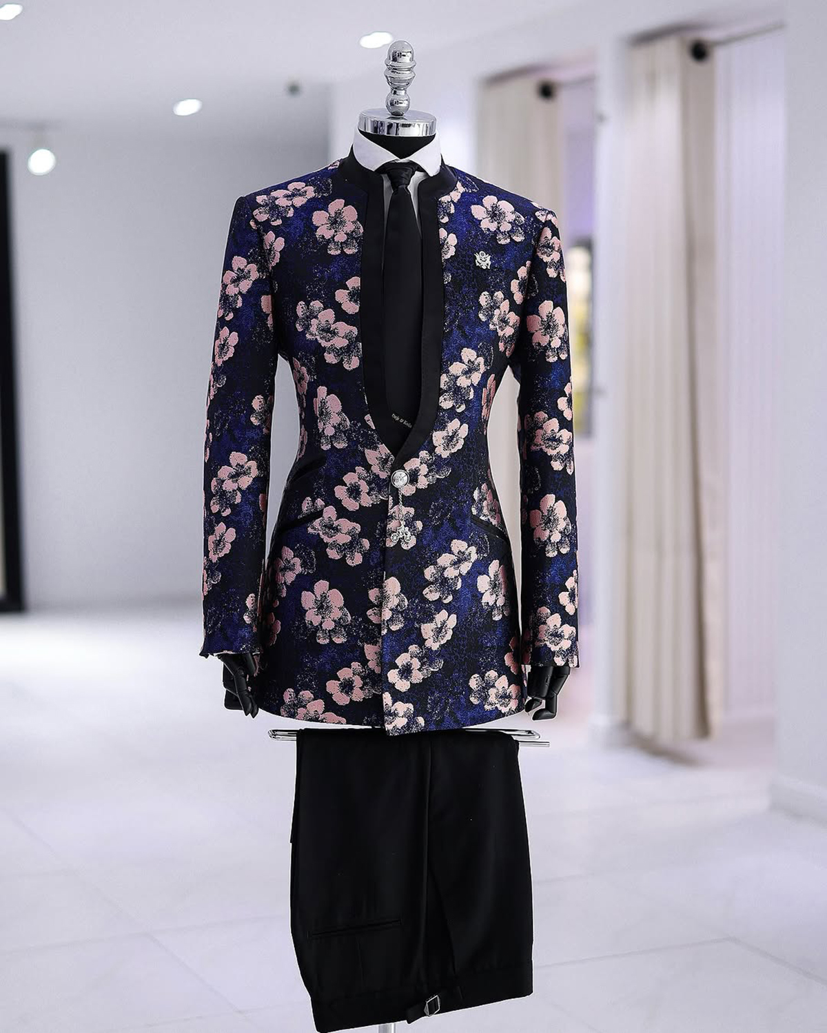 Stylish Men Suits Tailor-Made 2 Pieces Standard Lapel Jacket Flowers Blazer One Button Evening Party Groom Customized Coat Black Pants Plus Size