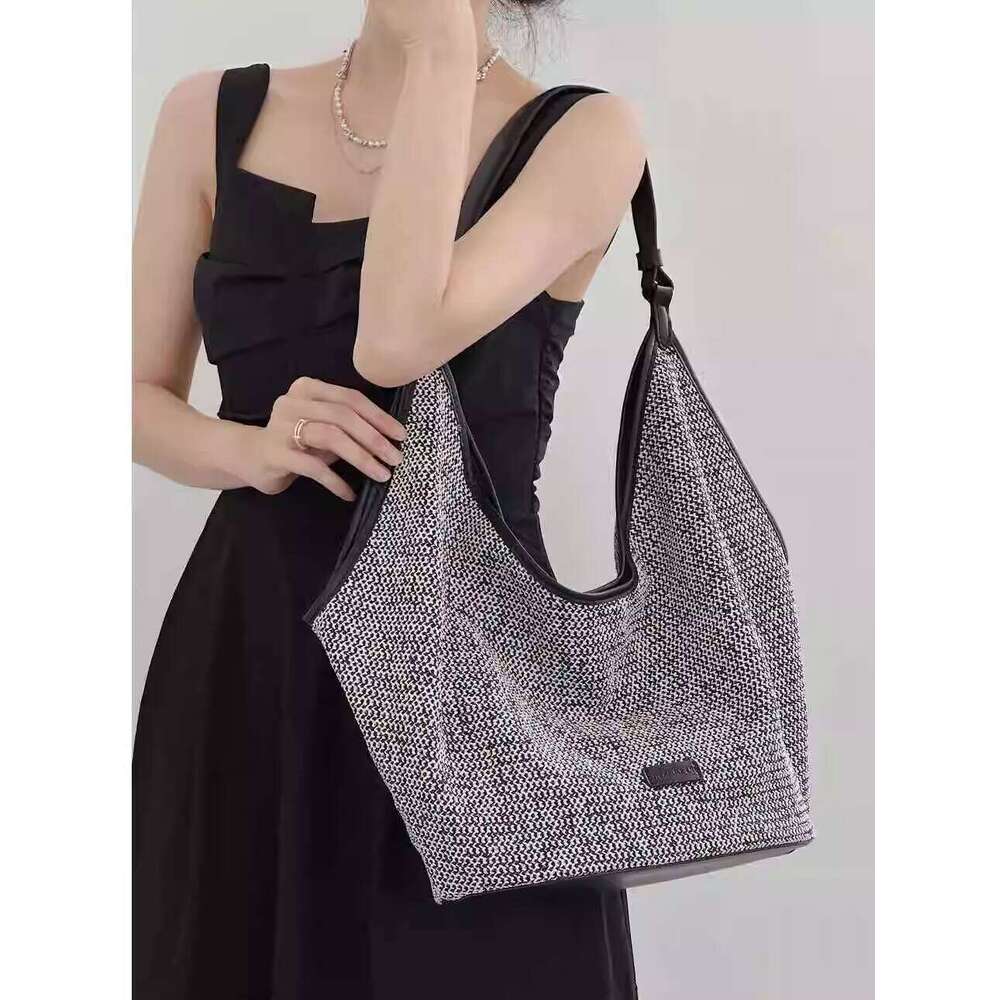 Luxurious Black Leather Handbag Sophisticated Minimalism Meets Modern Style