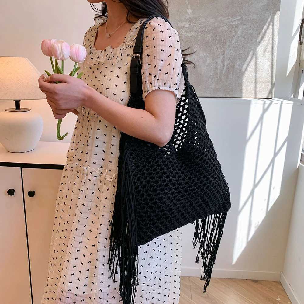 Vintage Tassel Tote Bags Women Hollow Out Woven Beach Bag Large Capacity Commuting Shoulder Bag Versatile Knit Beach Bag
