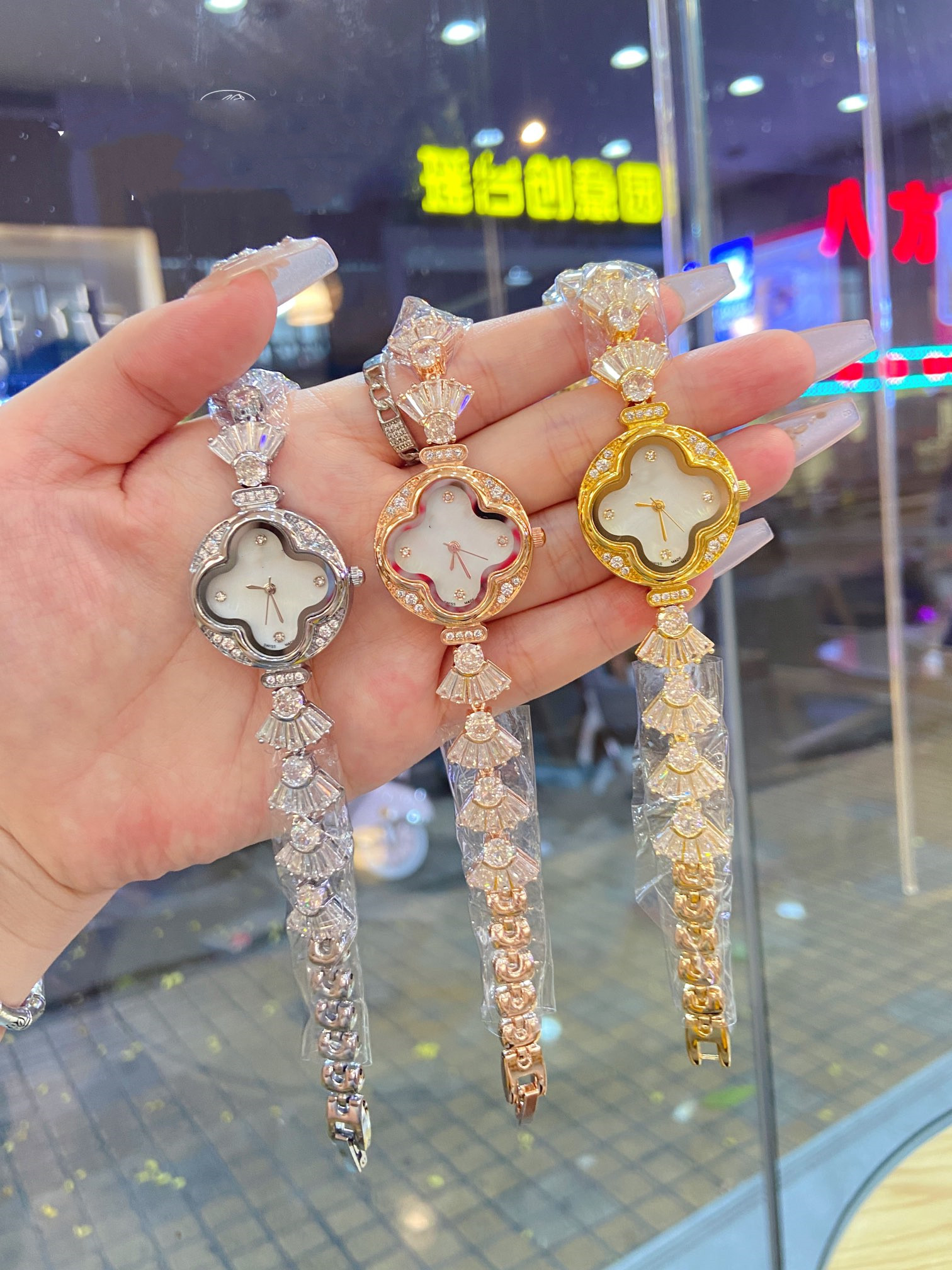 Fashion Versatile Women Four Leaf Clover Bracelet Watch Popular Quartz Diamond Fashion Green Watch Designer Casual Wristwatch #559