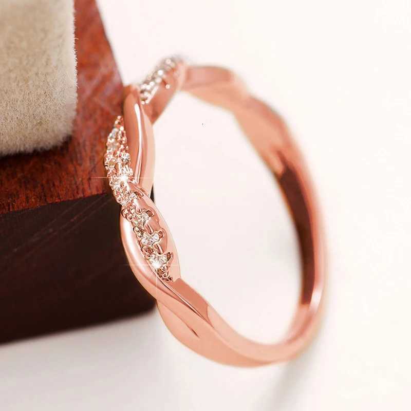Huitan Fancy Womens Finger Ring Twist Band with Sparkling Cubic Zirconia Hot Wedding Engagement Rings Fashion Versatile Jewelry S250716