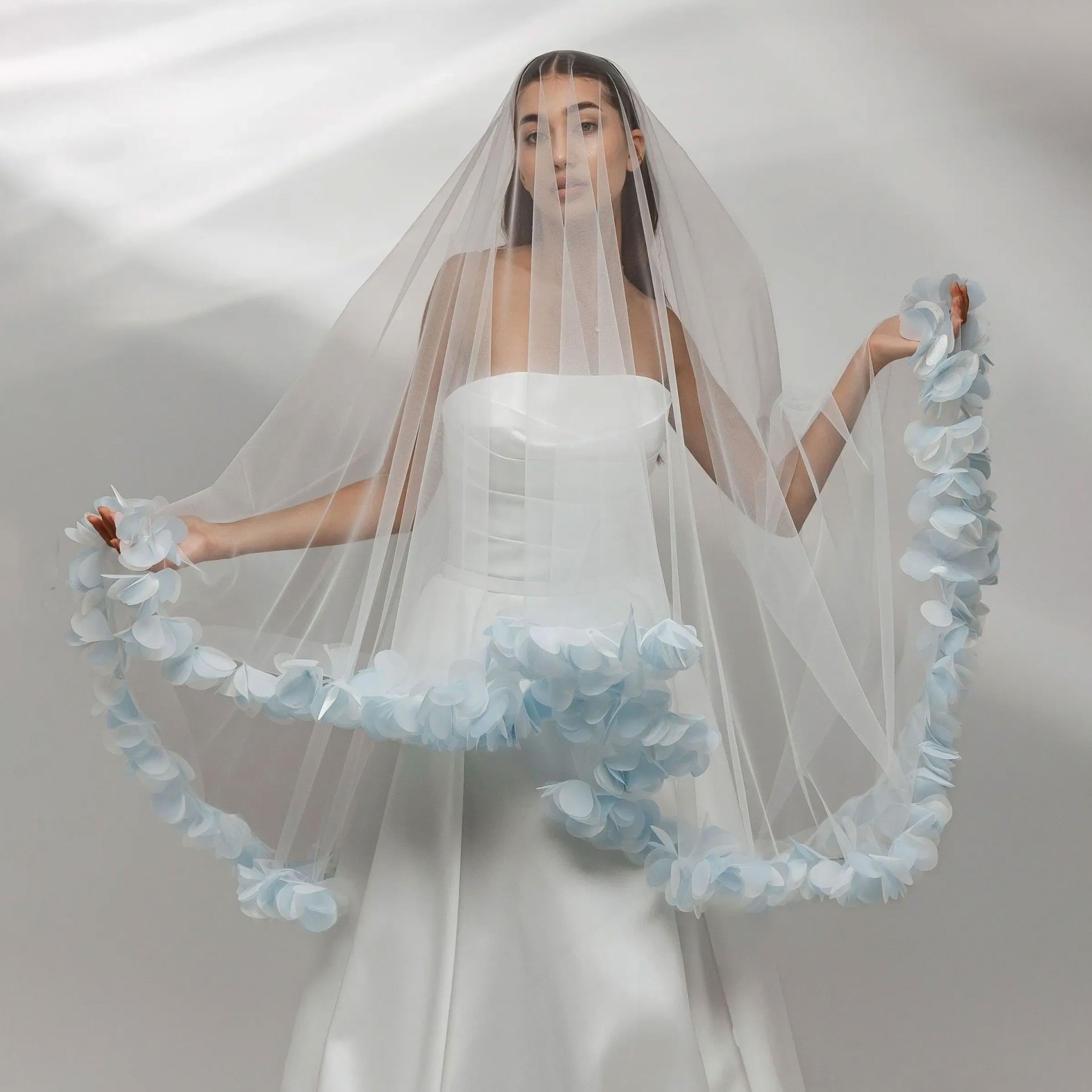 Elegant Wedding Veils One Layer Tulle Appliques Headdress Lace Tulle White Ivory Flower Edge Bridal Veil Customized Length Veils V3243
