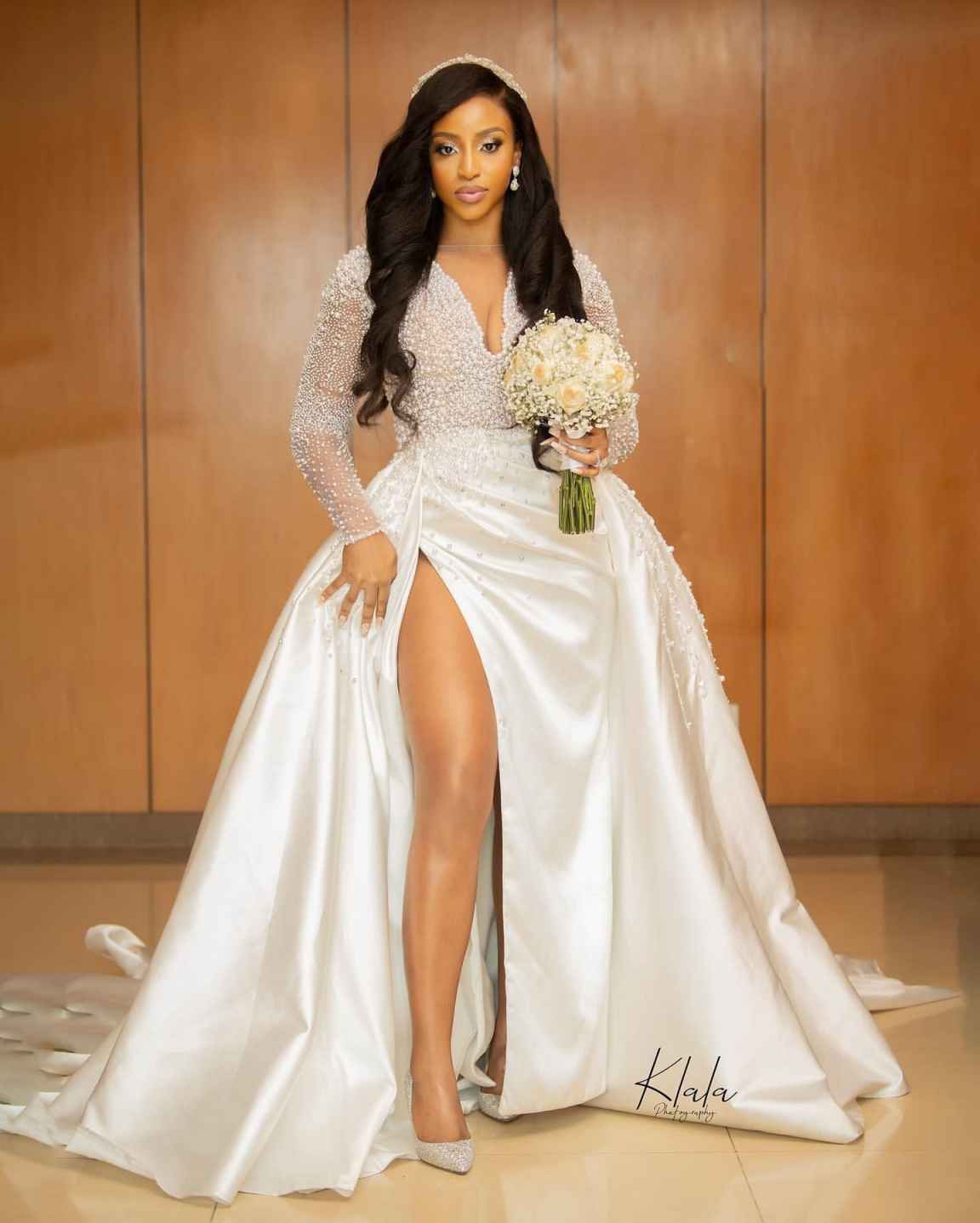 Customized Luxury A Line Wedding Dresses V Neck Lace Appliques Satin Pearls Illusion Long Sleeves Overskirts Bridal Gowns Wedding Vestidos De Novia