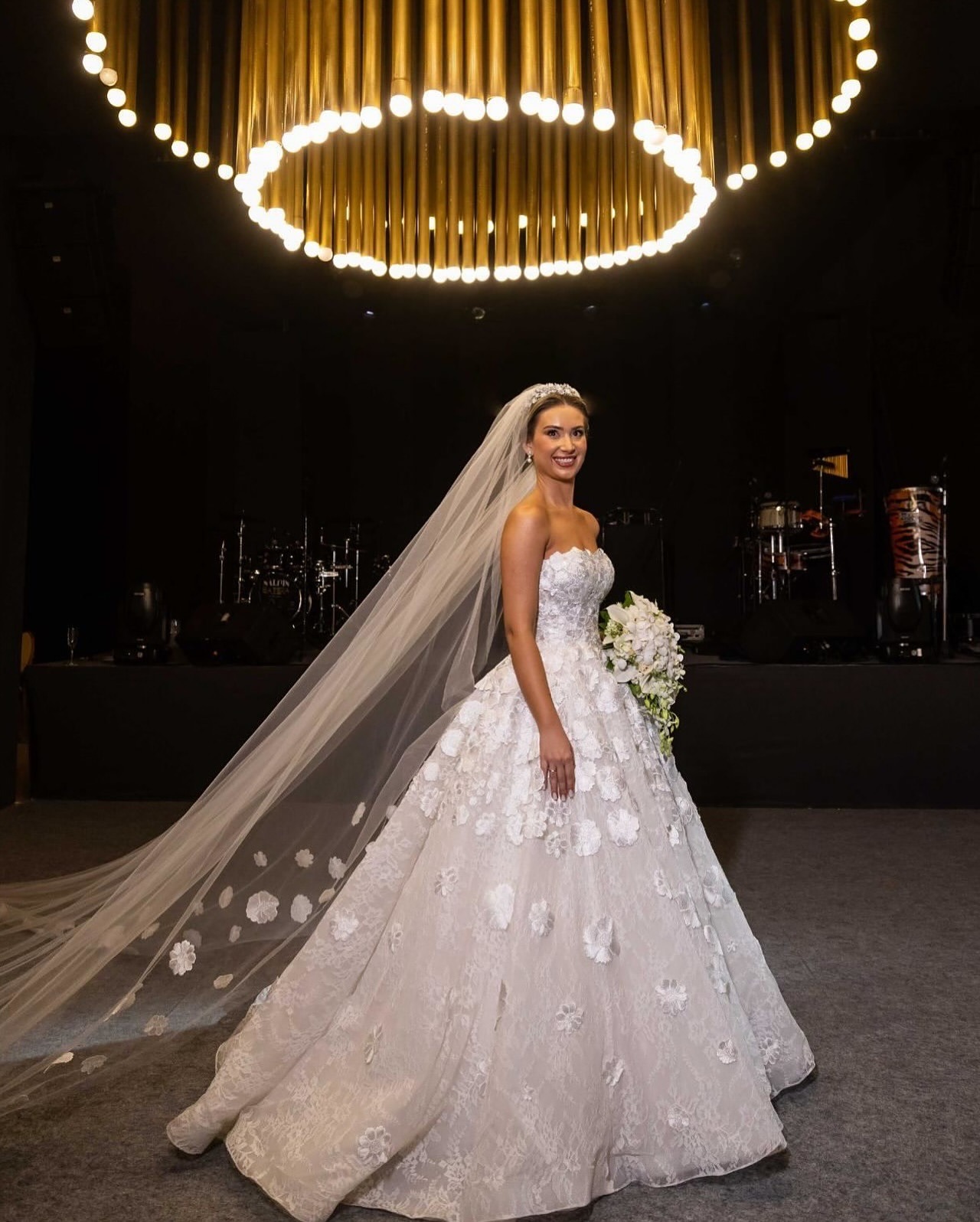 Gorgeous Wedding Dresses Strapless Appliques Lace A Line Bridal Gowns Zipper Back Chapel Customized Vestidos De Novia