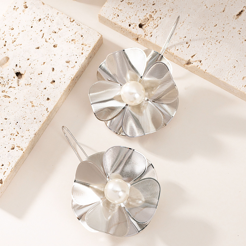 Fashion Exquisite 3D Ginkgo Leaf Pearl Floral Earrings for Women High-end Sense Elegant Versatile Socialite Style Ear Jewelry