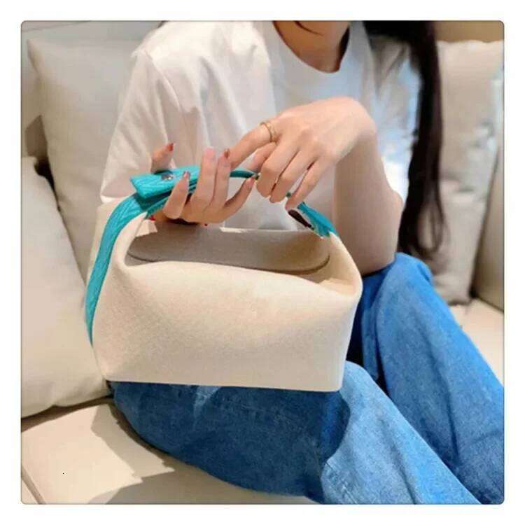 2024 New Large Capacity Canva Makeup Soft Texture Fashionable Women's Shoulder Bag Color Blocking Handbag From China
