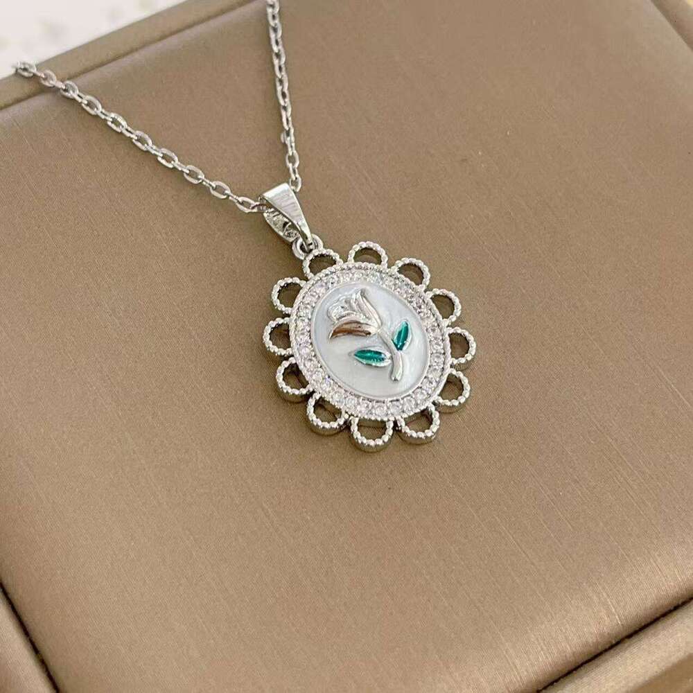 Necklace For Women French Style Rose Flower Light Niche Titanium Steel Clavicle Chain Copper Gold Plated Pendant 688