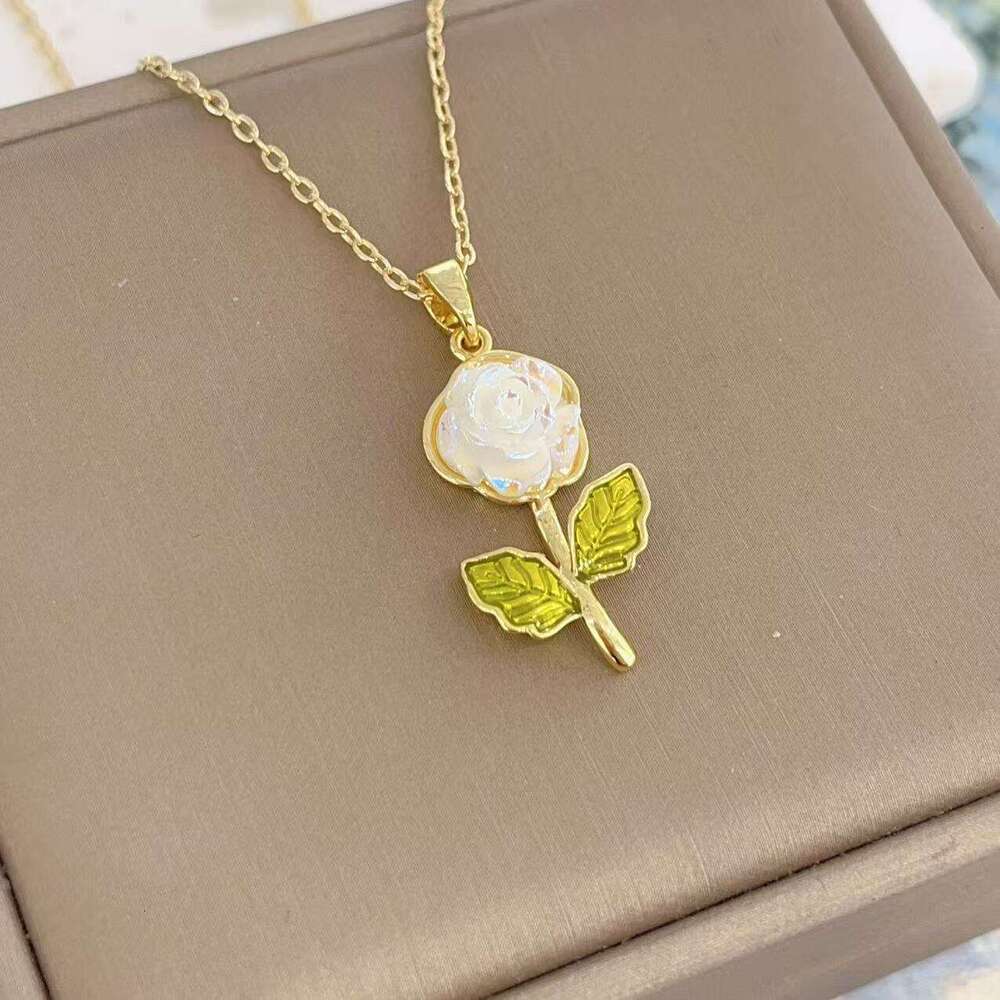 New Design Laser Gardenia Pendant Necklace For Women Fashionable Versatile Titanium Steel Collarbone Chain Summer High-End Accessory 99F
