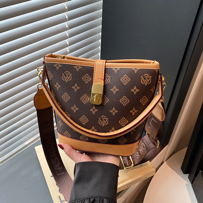 Designer Exquisite Bucket Versatile Niche Print Fashion Trendy Large Capacity Shoulder Underarm Light Luxury Women's Bag