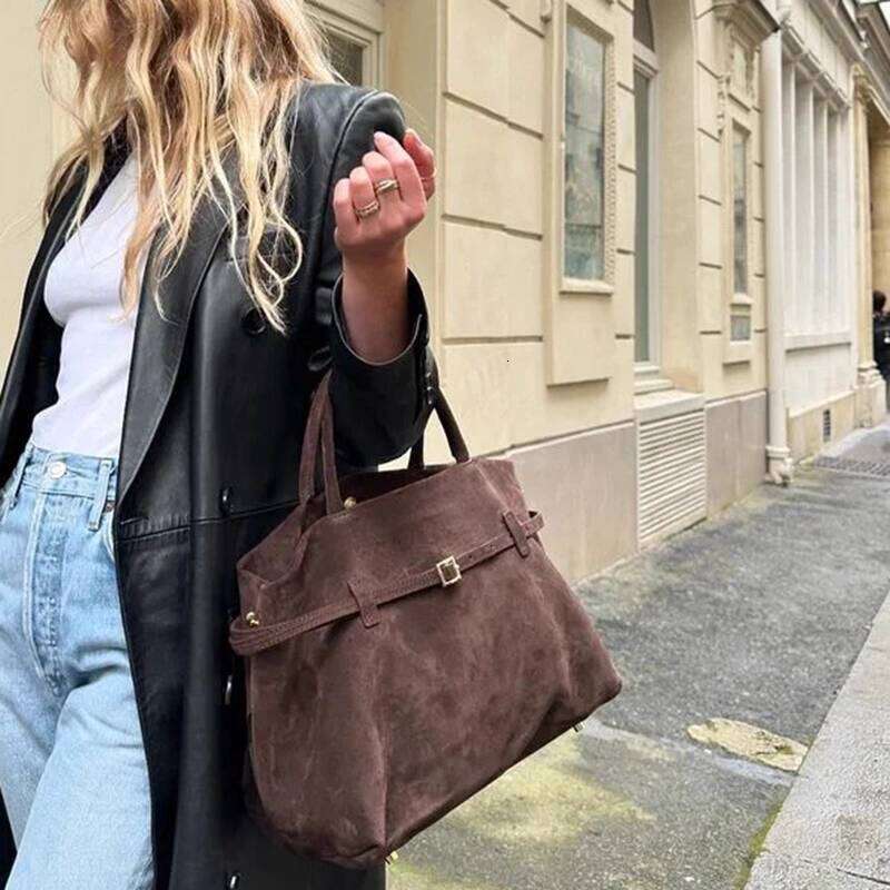 Chic Designer's Choice: Trendy Faux Leather Shoulder/Handbag Perfect for Any Occasion