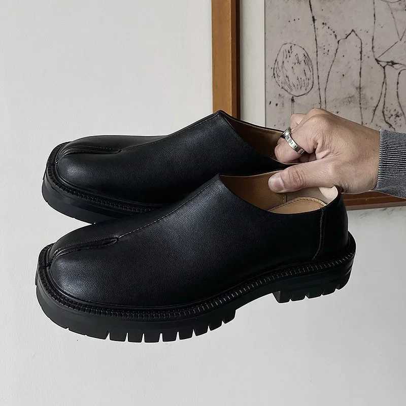 100% Genuine Leather Black Flats for Women and Men Couple Shoes with Split Toe W250716