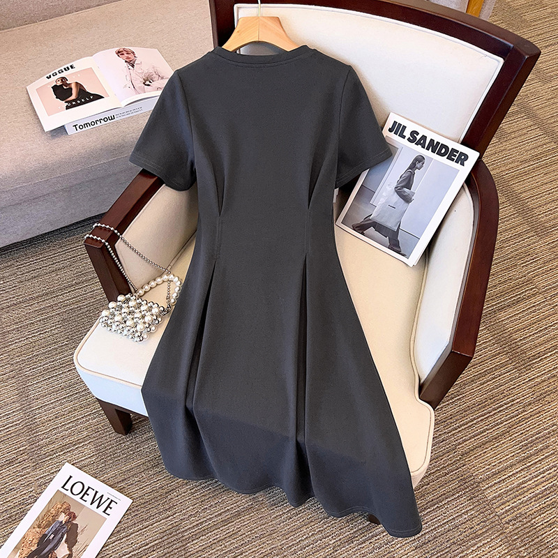 2025 Plus Size Summer Dress for Chubby Girls, Slimming, Tummy Covering, Waist Cinching, Pleated Round Neck Dress, Women's Light Luxury Fashion De
