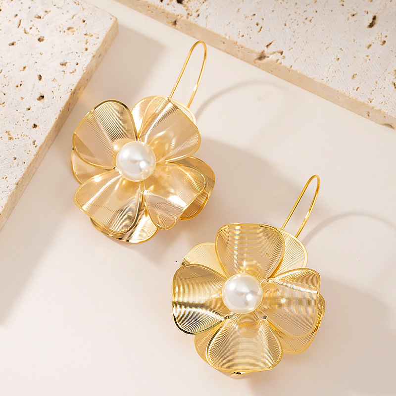 Fashion Exquisite 3D Ginkgo Leaf Pearl Floral Earrings for Women High-end Sense Elegant Versatile Socialite Style Ear Jewelry