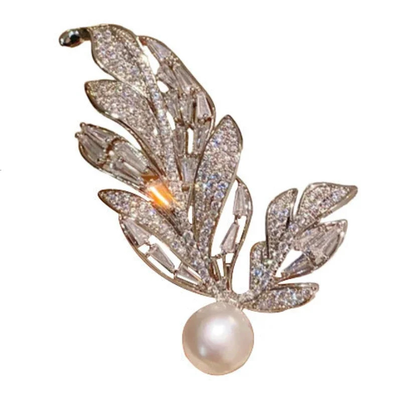 Delicate Natural Freshwater Pearl Feather Brooches Fashion Zircon Leaf Corsage for Women and Man Pins Elegant Temperament Decor 250712