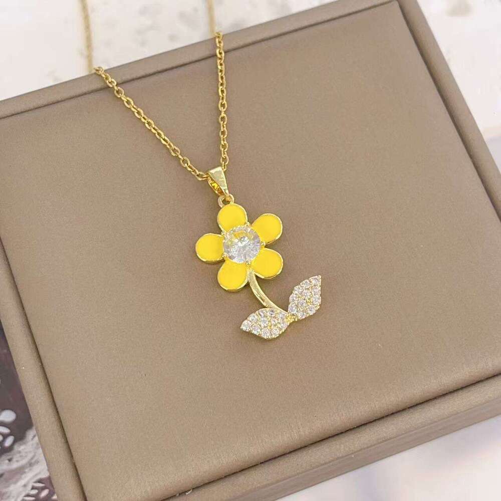 Cute Flower Necklace For Women, Light Niche Design, Titanium Steel Non-Fading Collarbone Chain, Yiwu C37