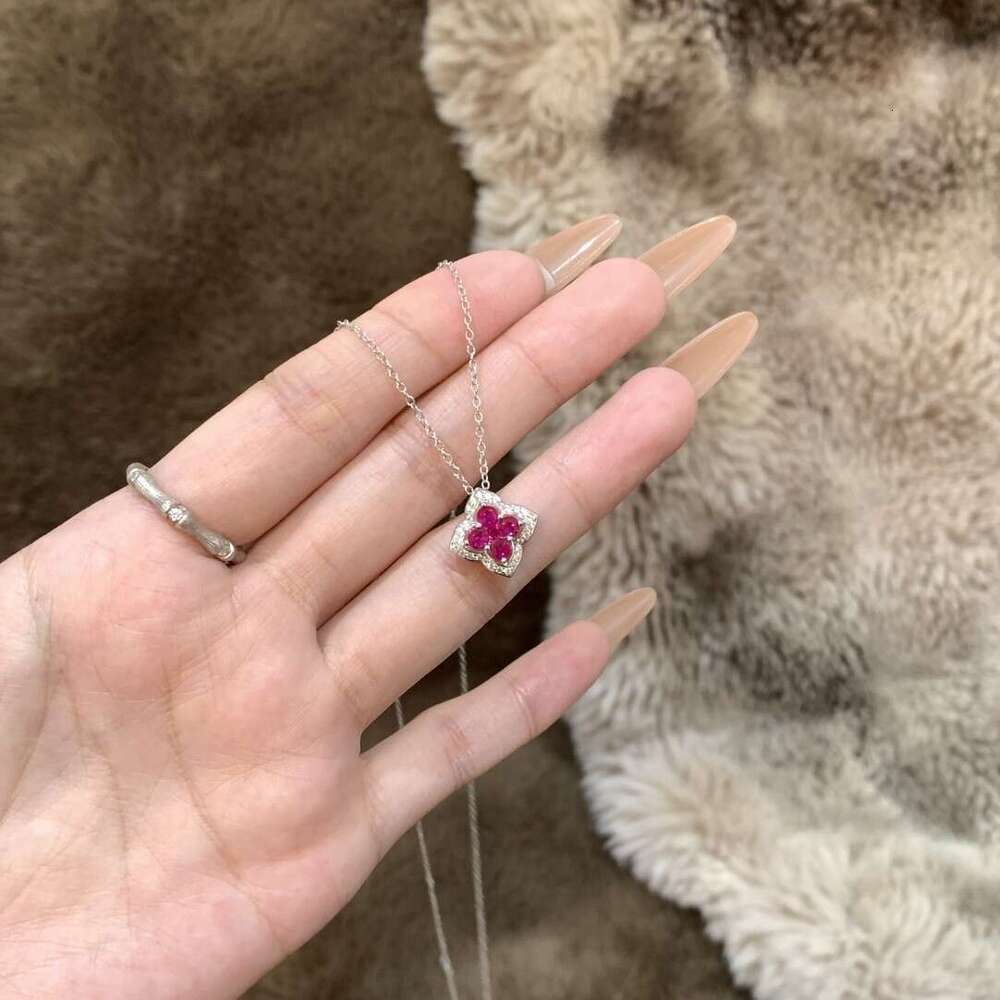 S Pure Sier Light Elegant Red Four-Leaf Clover Pendant Necklace Niche Exquisite High-Value Petal Collarbone Chain