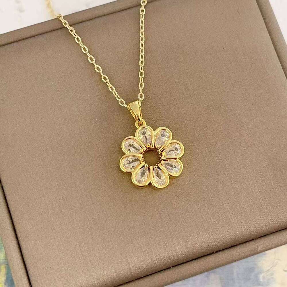 New Flower Titanium Steel Necklace For Women, Non-Fading, Ins Style, Niche Light , Internet Celebrity Live Streaming Jewelry 24C