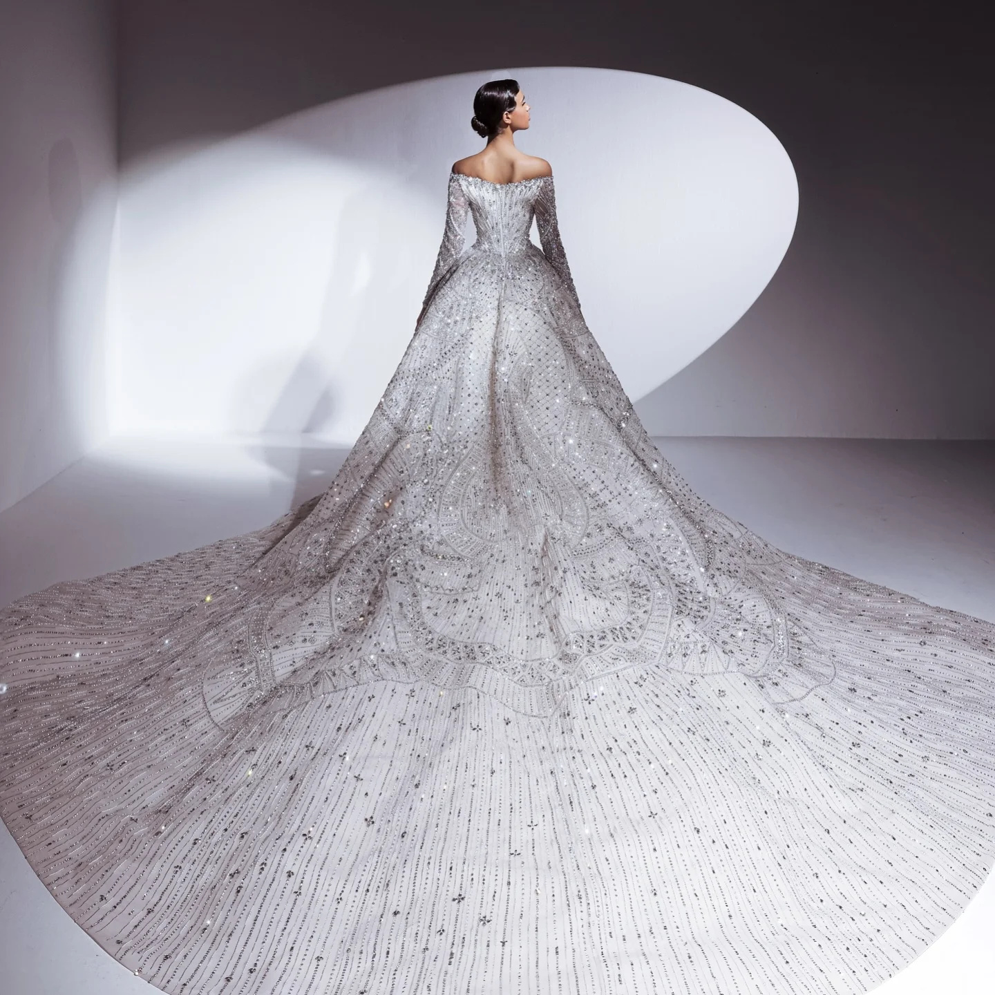 Exquisite Crystal Sheath Wedding Dress Beaded Long Sleeve Bridal Dress with Detachable Train Customized vestidos de novia