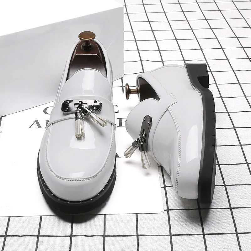 Italy Luxury Brand Loafers Men Shoes Tassel Men Designer Shoes British Style Lacquered Leather Shoes Thick Bottom Wedding Shoes W250716