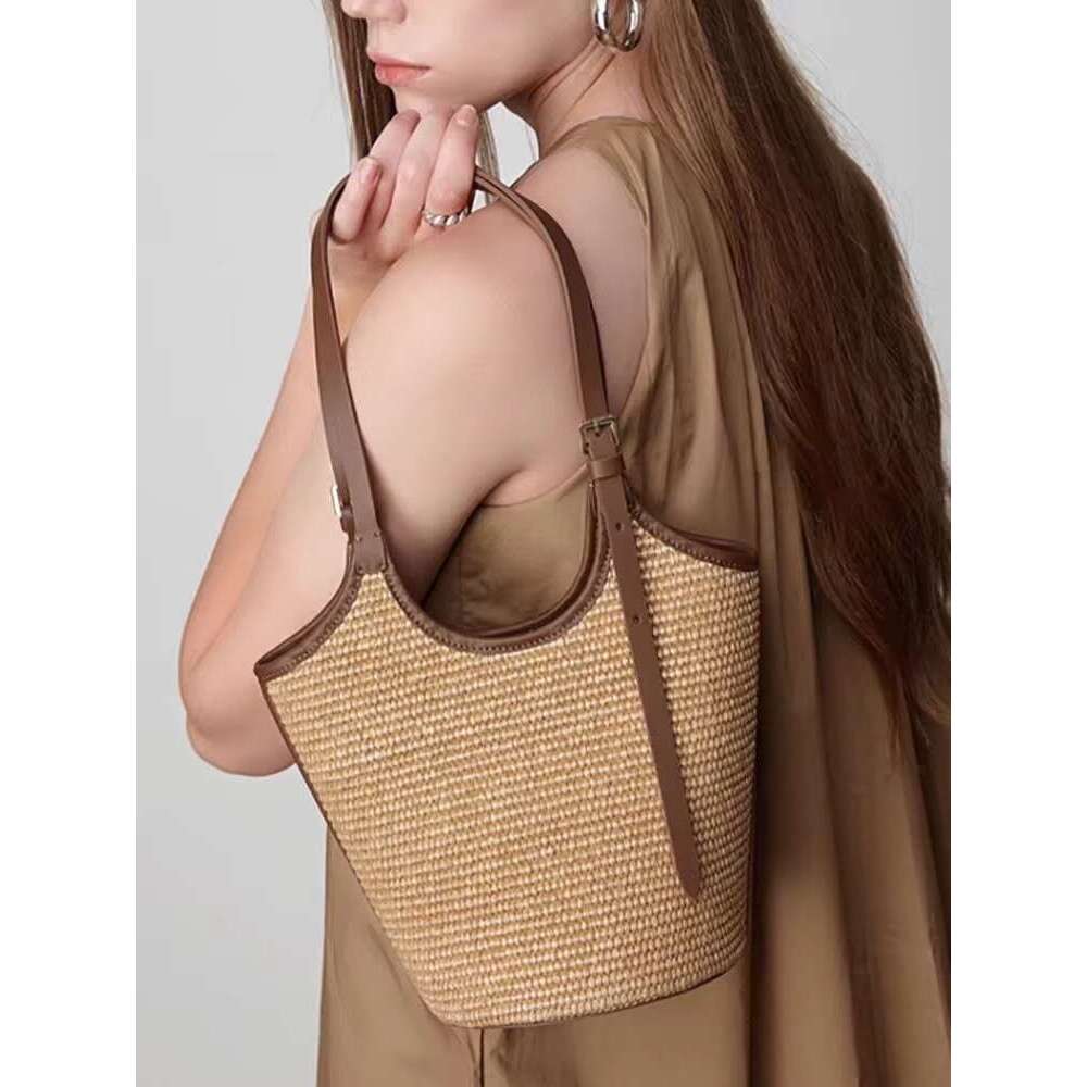 Bucket Straw 2025 New Trend This Year Popular Niche Design Single Shoulder Woven Underarm Bag for Women Summer Versatile
