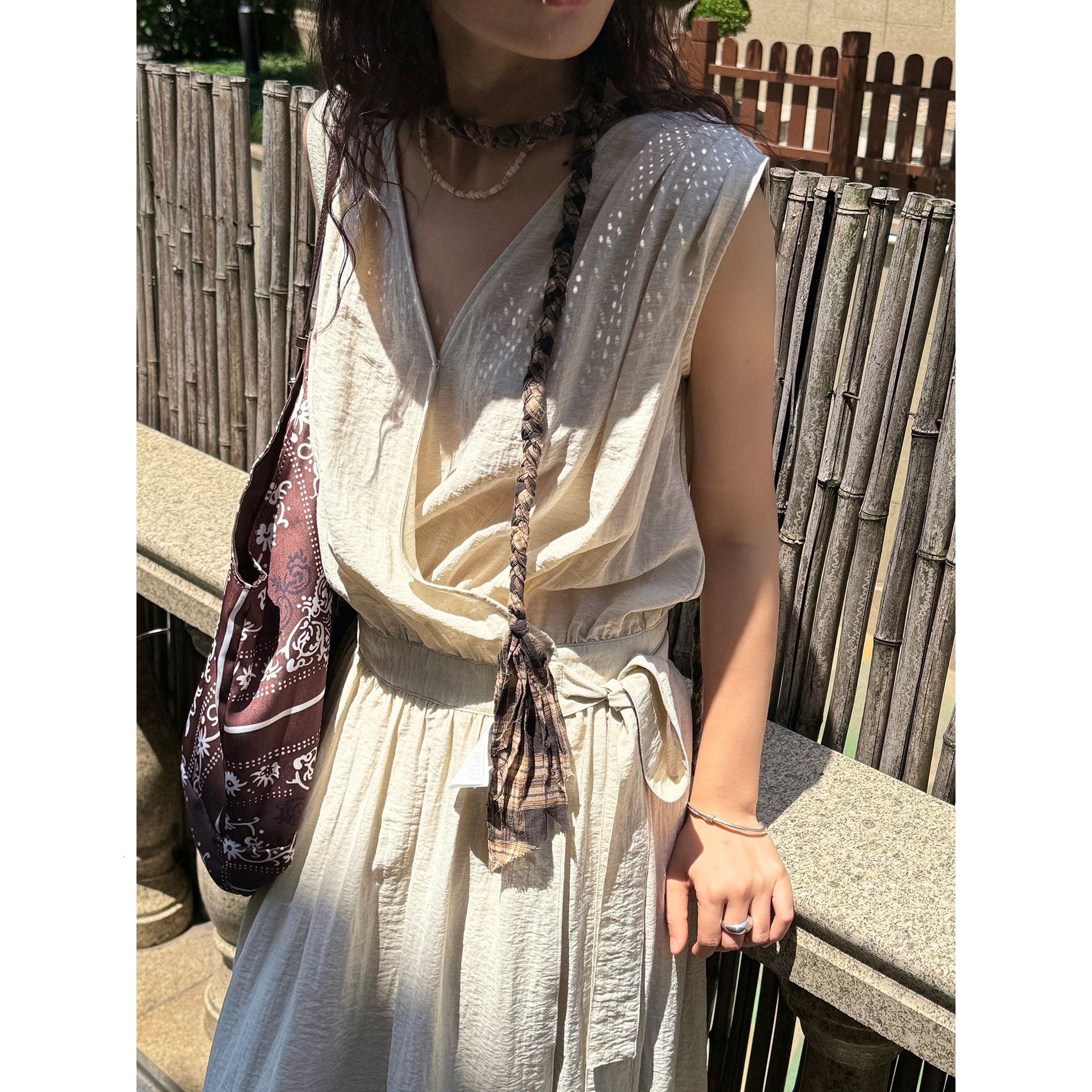 2025 Summer New French Romantic Waist-Cinching Pleated V-Neck Sleeveless Dress Lightweight and Elegant Long for Women