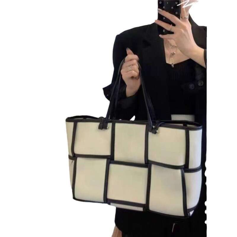 Niche High-End 2025 New Plaid Canvas Student Class Large Capacity Commuter Shoulder Casual Underarm Bag