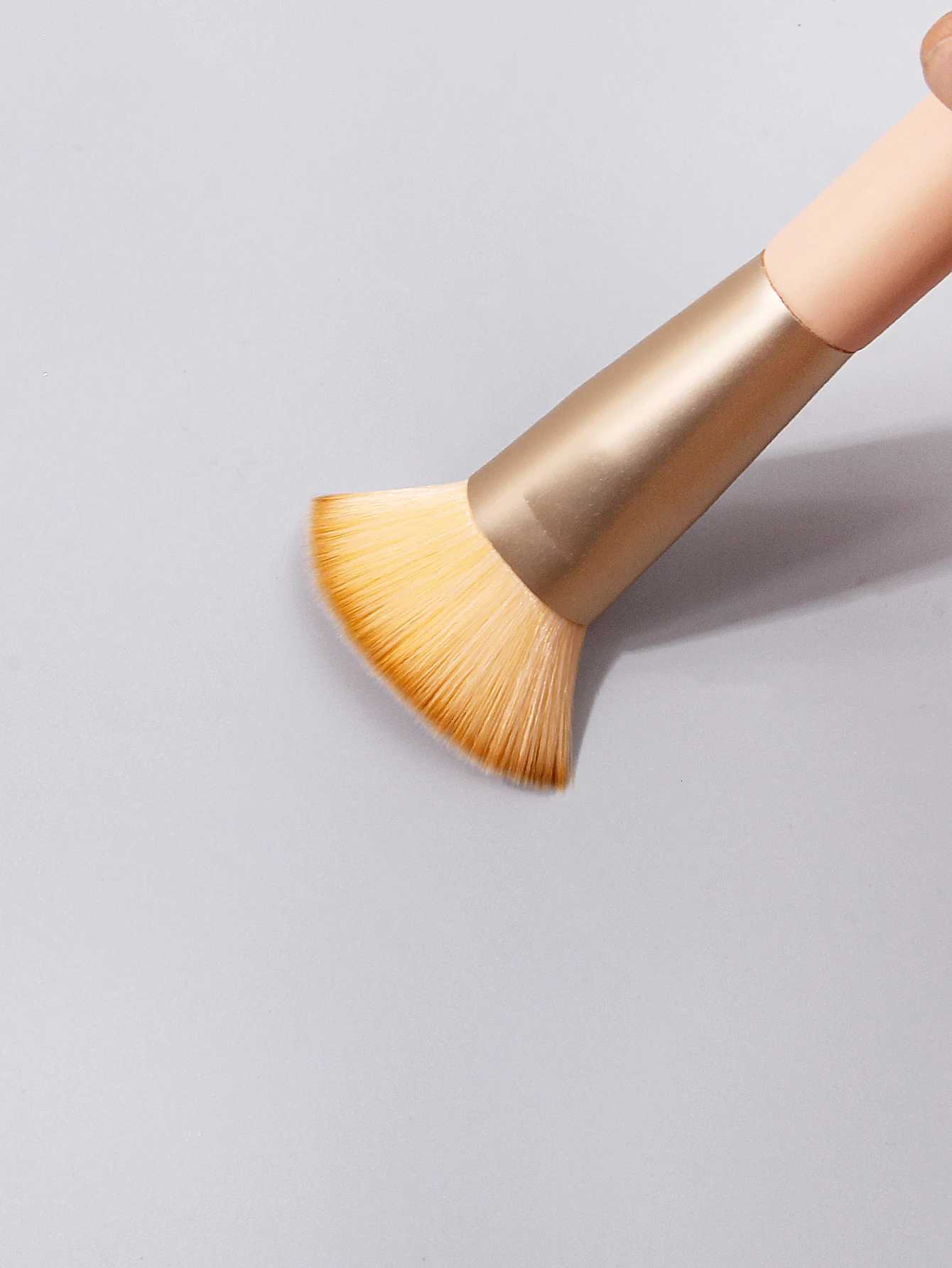 1 piece of soft-bristled wooden-handled flat-head foundation brush blush brush contour brush travel portable makeup brush XJ2500716