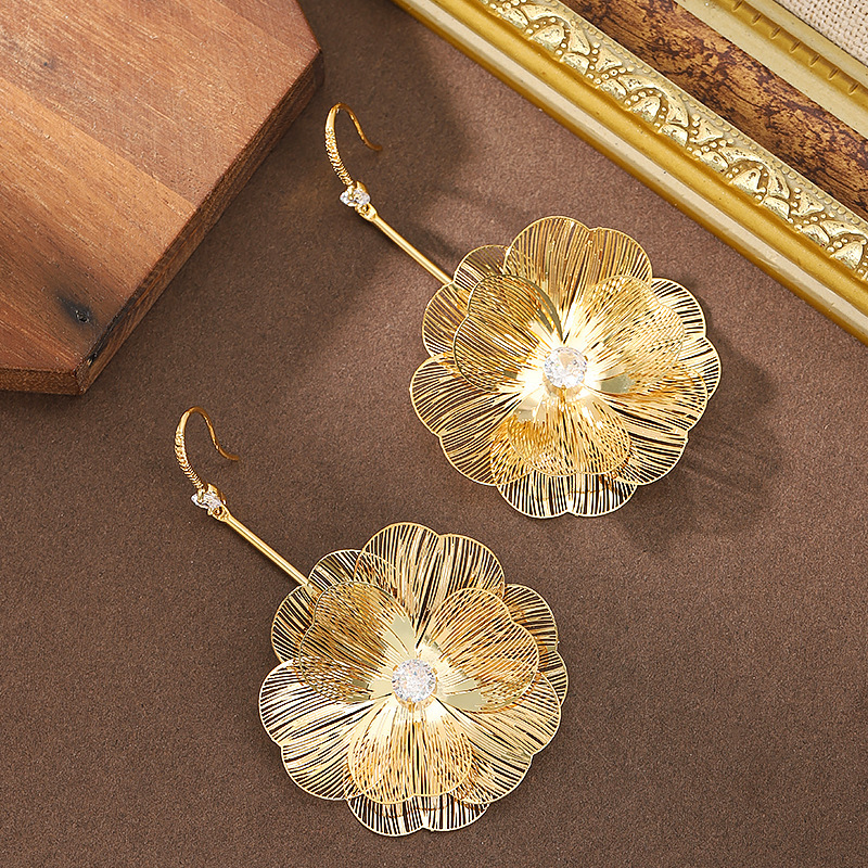New Fashionable Elegant Old Money Style Gold Three-Dimensional Flower Tassel Earrings Light High-End Sier Needle Ear Jewelry