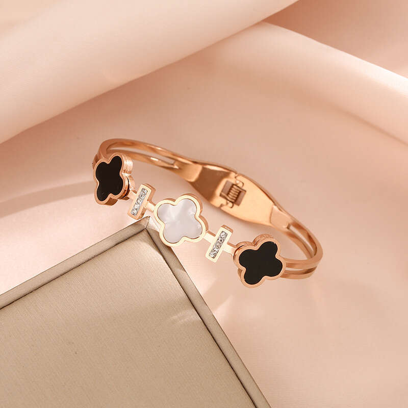 Luxury Jewelry Designer Bracelet For Women Lucky Four-Leaf Clover Chain Micro Set Zircon Charm High end Versatile Diamond Bracelet Gold Rose Gold Silv
