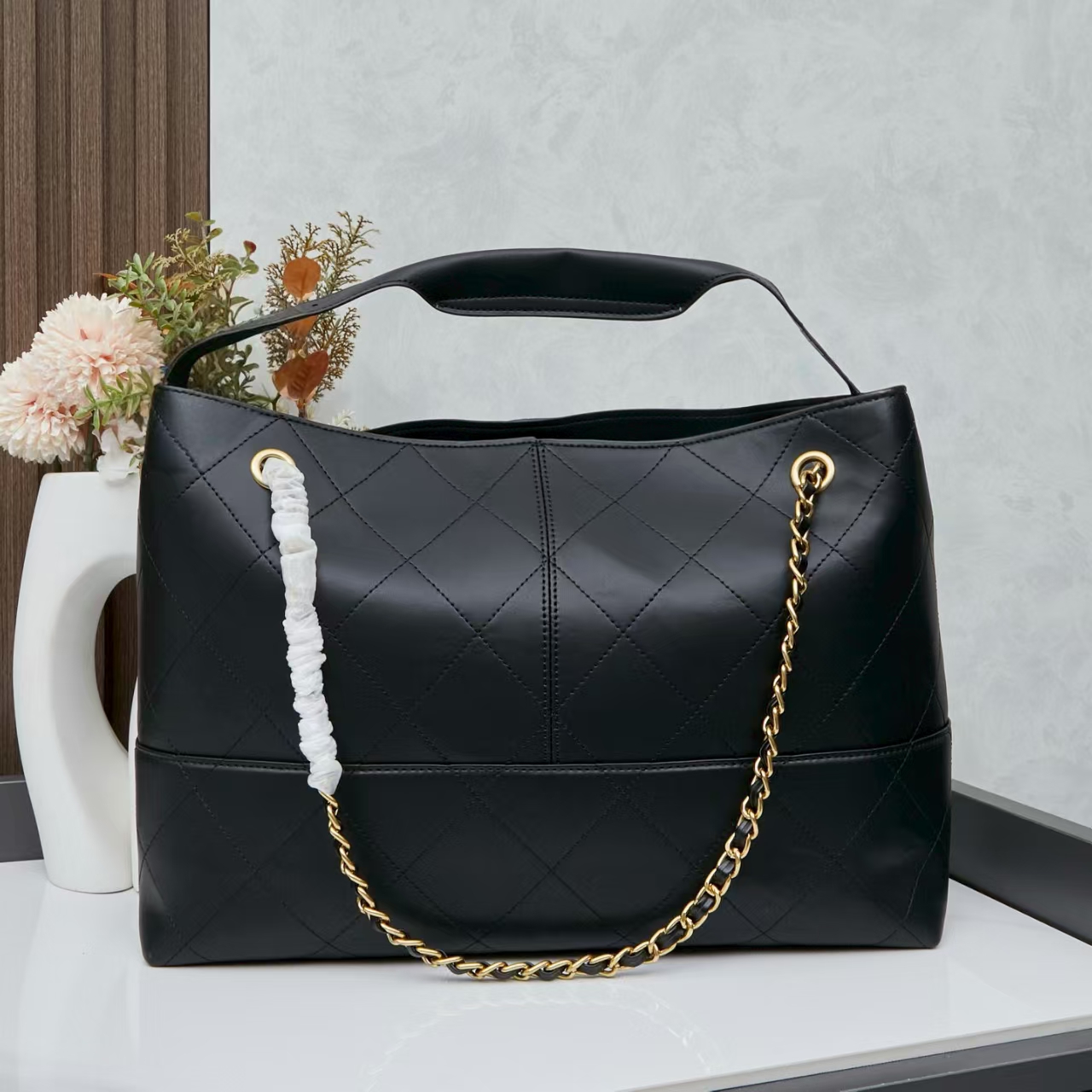 The designer's new single-shoulder hand-held chain tote bag is a best-selling item for women's veet and genuine leather bags