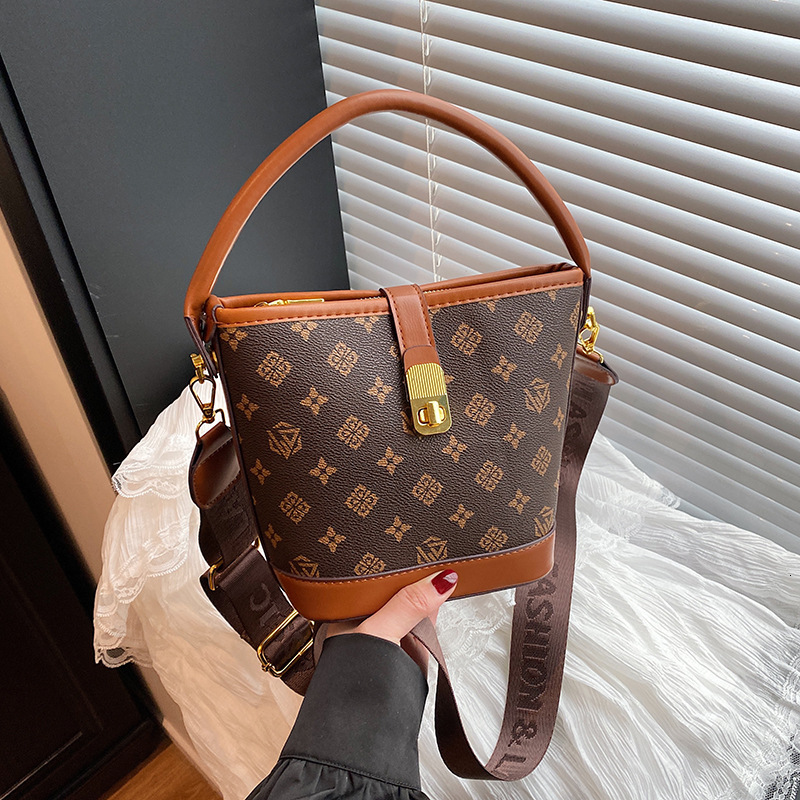 Designer Exquisite Bucket Versatile Niche Print Fashion Trendy Large Capacity Shoulder Underarm Light Luxury Women's Bag