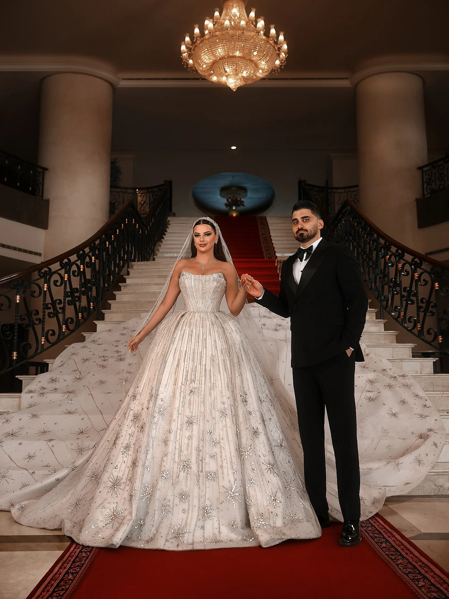 Exquisite Strapless Crystal Wedding Dress Ball Gown Elegant Beading Lace Bridal Dress Customized Sleeveless vestidos de novia