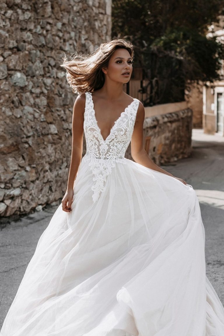 Elegant Wedding Dresses V Neck Appliques Lace A Line Bridal Gowns Zipper Back Sweep Train Customized Vestidos De Novia
