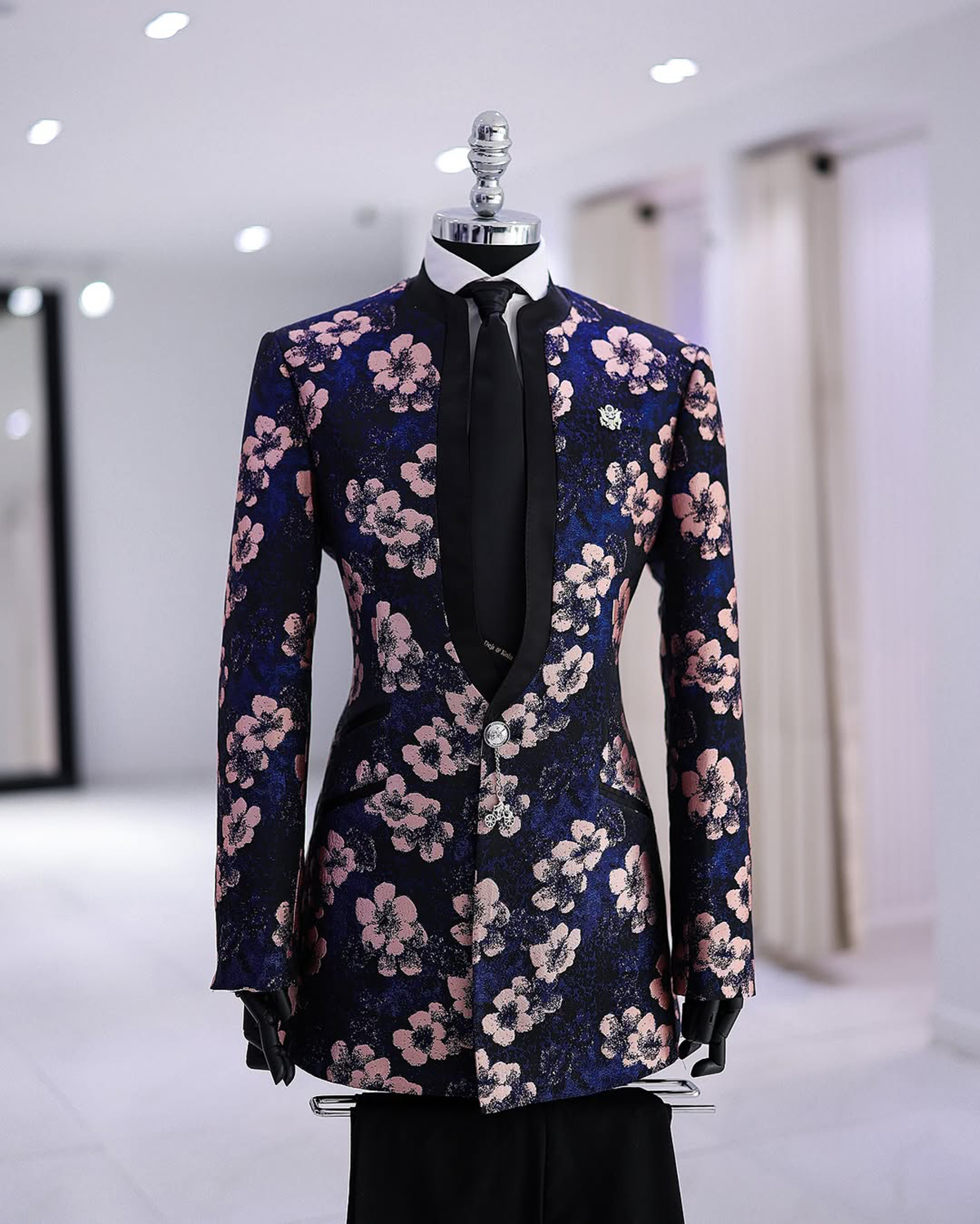 Stylish Men Suits Tailor-Made 2 Pieces Standard Lapel Jacket Flowers Blazer One Button Evening Party Groom Customized Coat Black Pants Plus Size