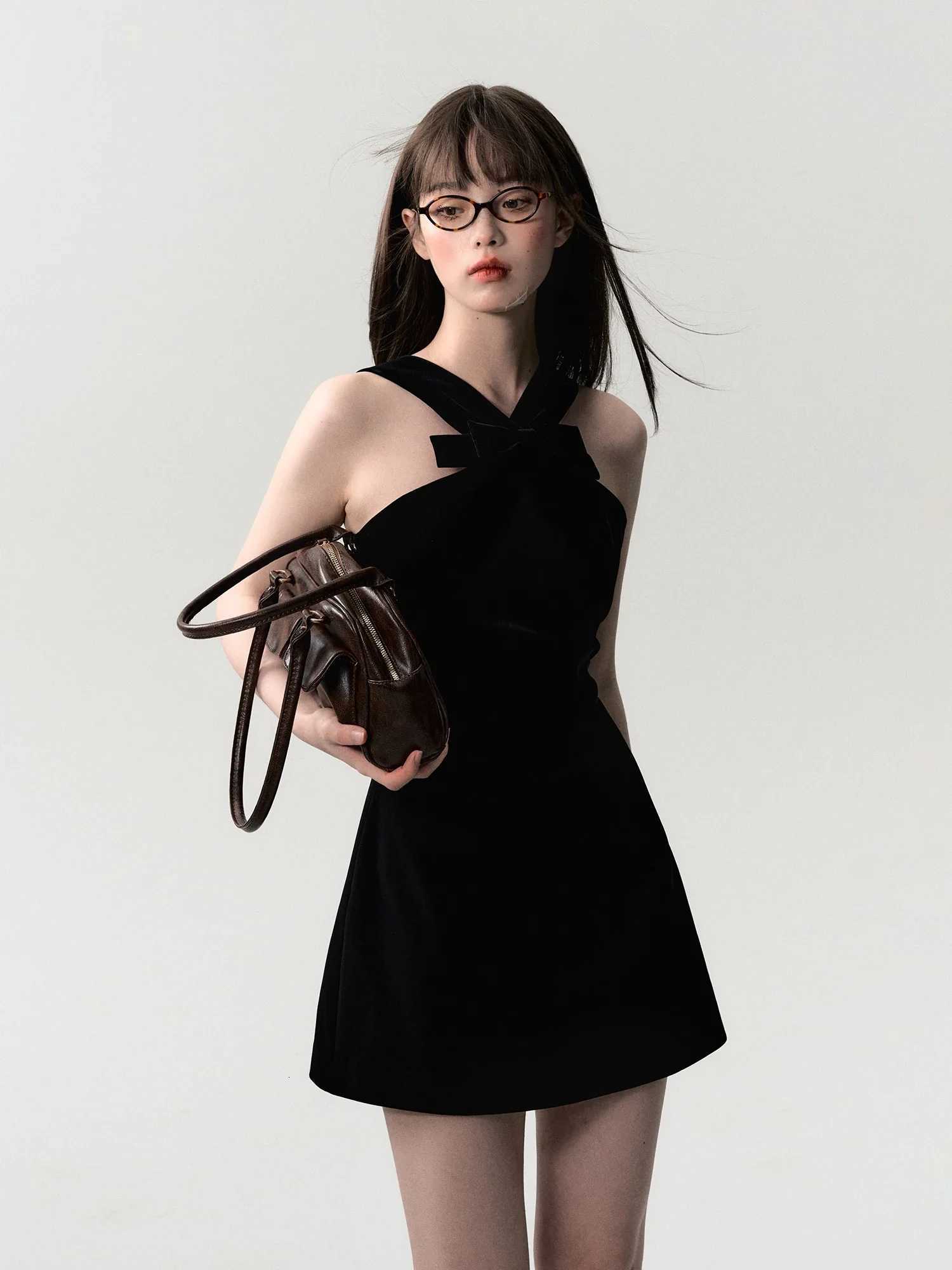 igh Quality Hot Selling Butterfly Knot Spliced Dress Waist Cinching Slimming Effect A-line Small Black Dress Wholesale Vestido R250716