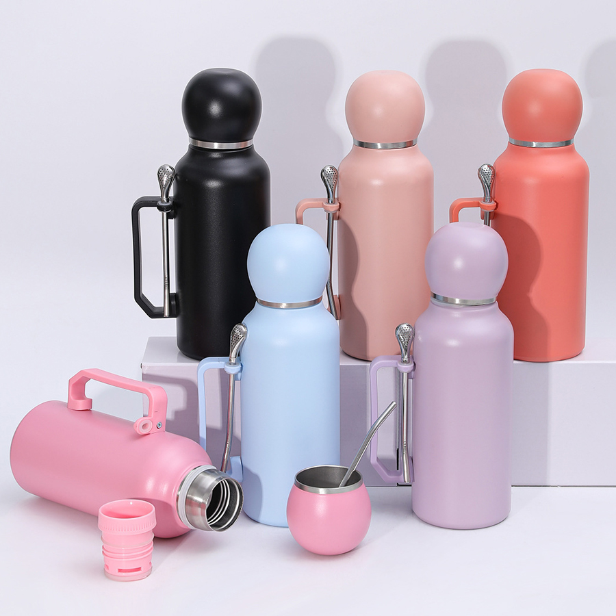 2025 New Design Football Cups 304 Stainless Steel Insulated with Handle Portable Car Outdoor With Soup Spoon Large-Capacity Travel Thermos Water Cup W