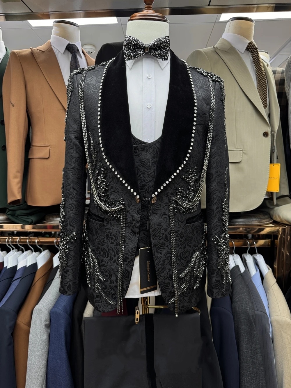 Luxury Men Suits Tailor-Made 3 Pieces Appliques Shawl Lapel Jacket Rhinestone Tassel Jacquard Groom Customized Coat Vest Pants Plus Size