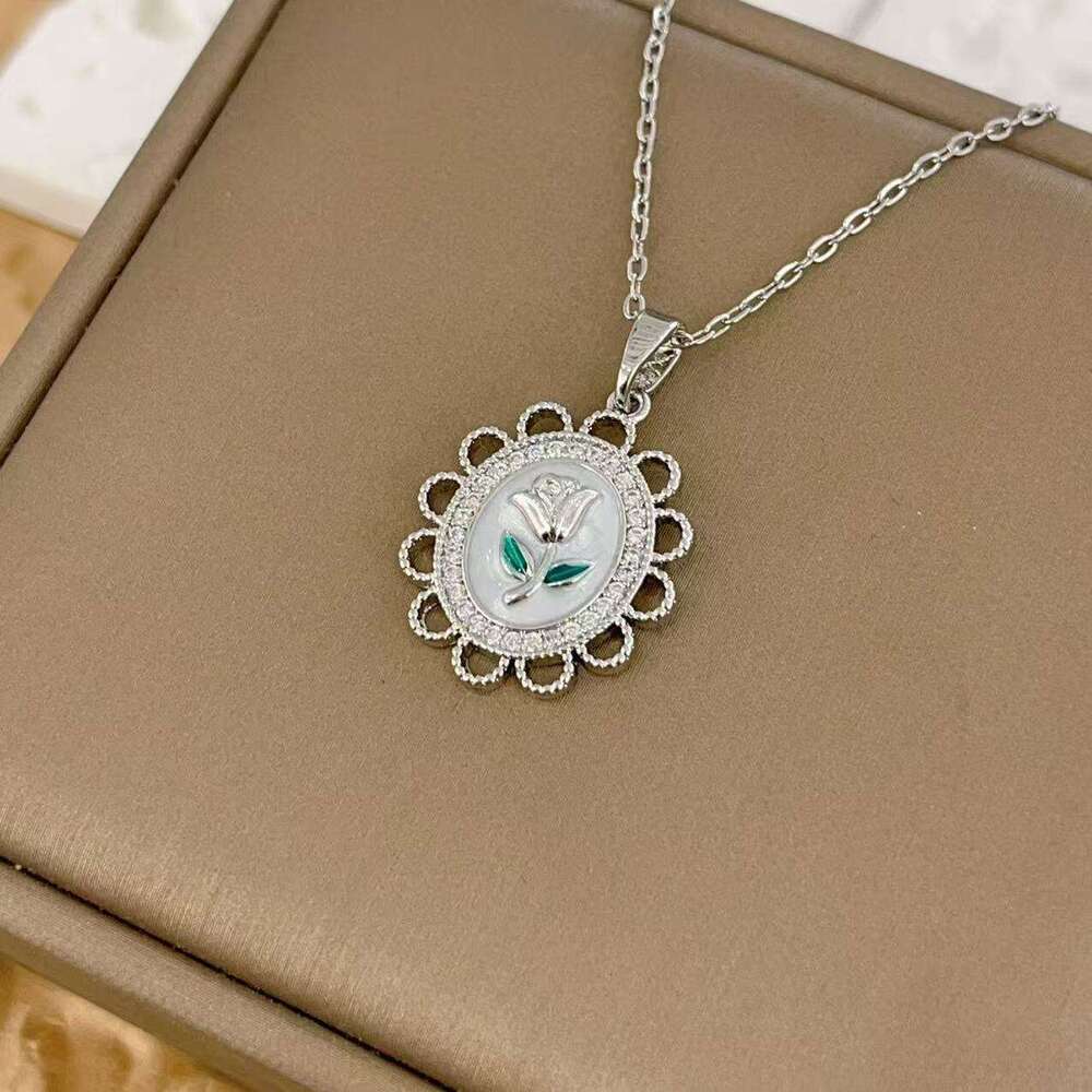 Necklace For Women French Style Rose Flower Light Niche Titanium Steel Clavicle Chain Copper Gold Plated Pendant 688