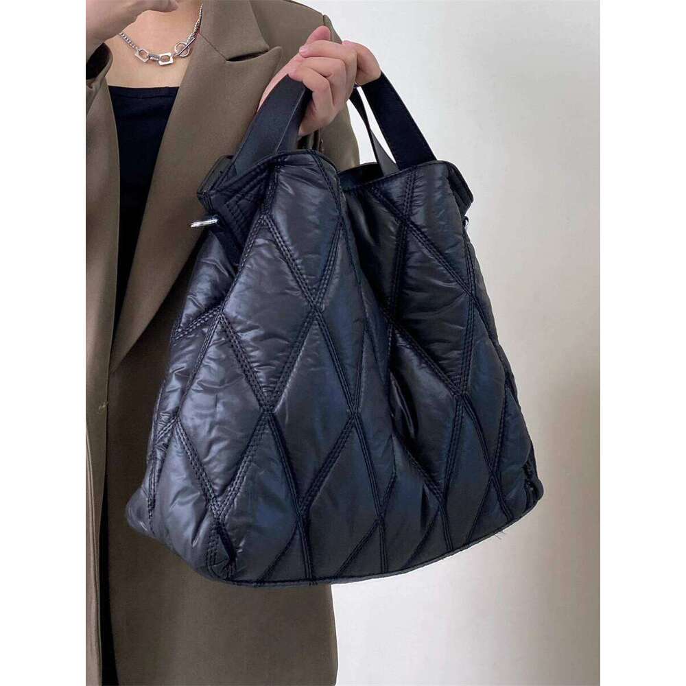New Casual Lightweight Tote Large Capacity Shoulder Quilted Versatile Trendy Black Handbag Crossbody Bag