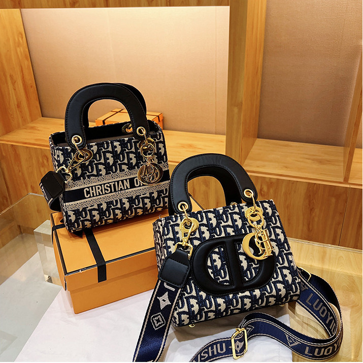 Free Shipping Designer Luxury New Women's Simple Fashion Large Capacity Exquisite Embroidery Handbag Princess Diana Bag Leisure Crossbody Shoulde