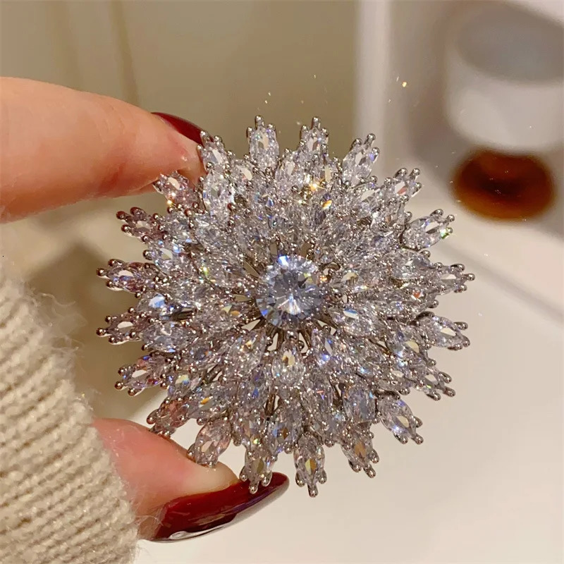 Brooches For Women Big Flower Gold Color White Zirconia Fashion Jewelry Elegant Gown Clothes Pin Accessories Party Gift 250712