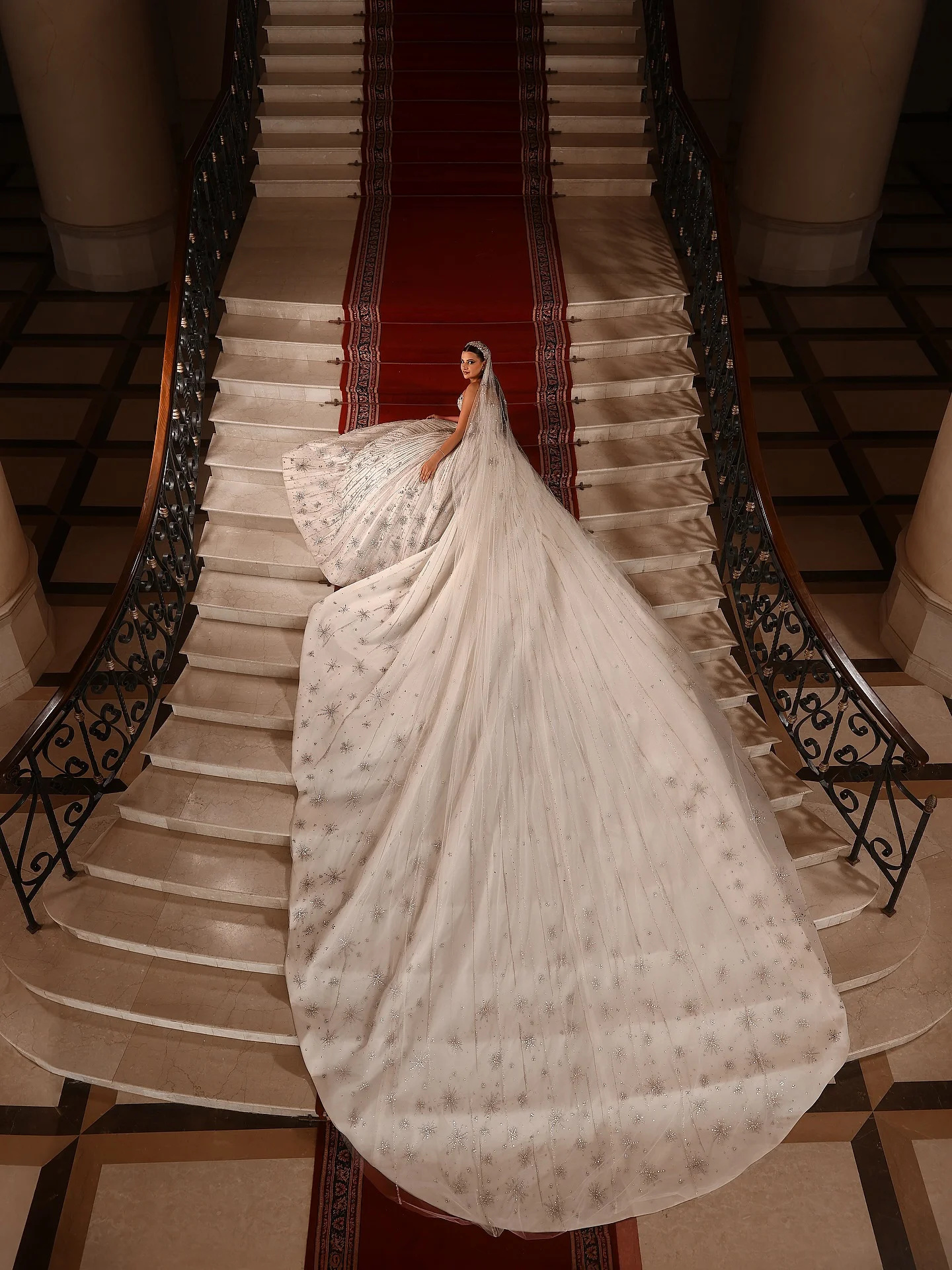 Exquisite Strapless Crystal Wedding Dress Ball Gown Elegant Beading Lace Bridal Dress Customized Sleeveless vestidos de novia