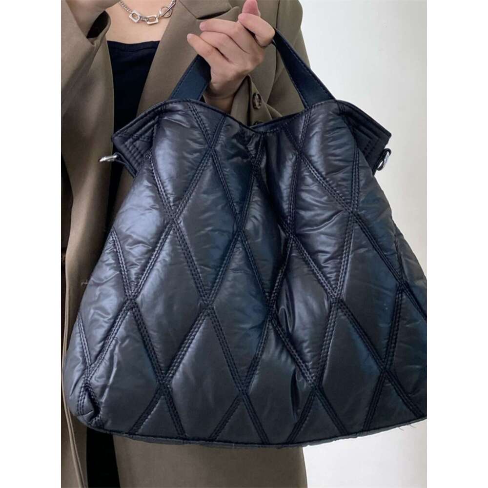 New Casual Lightweight Tote Large Capacity Shoulder Quilted Versatile Trendy Black Handbag Crossbody Bag