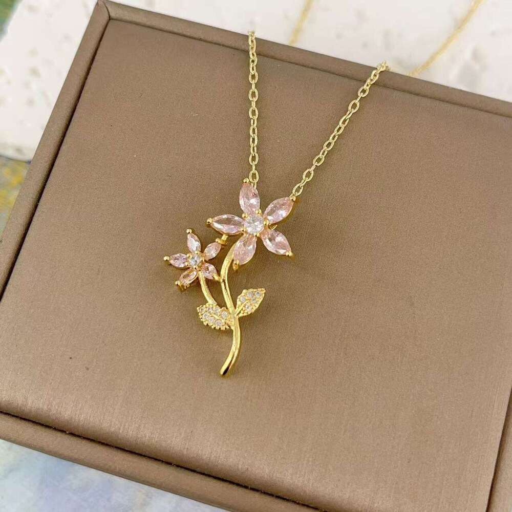 Fashion Classic Niche Personality Zircon Flower Necklace For Women Elegant Versatile Light Accessory 527