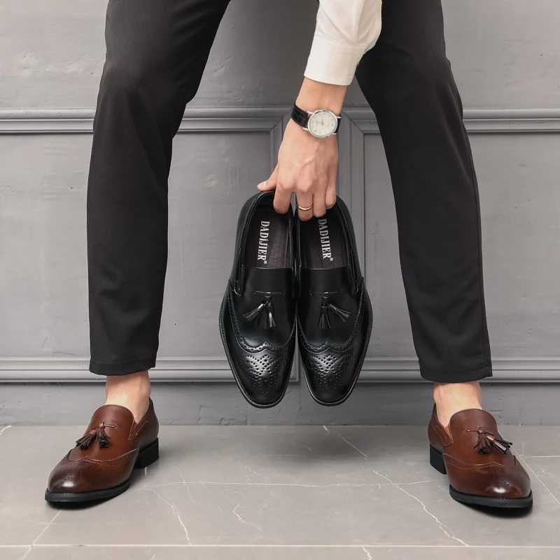 Tassel Carving Loafer Shoes Men Slip on Driving Moccasins Mens Comfortable Leather Shoes Men Wedding Shoes Fashion Casual Shoes W250716