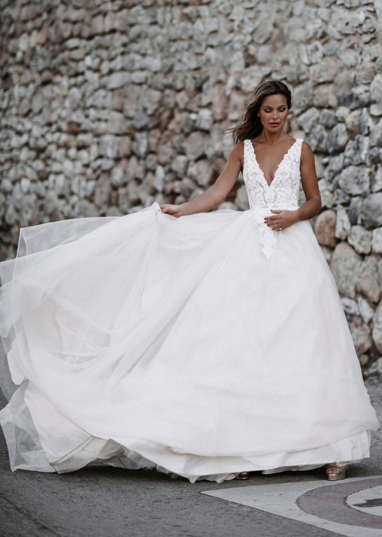Elegant Wedding Dresses V Neck Appliques Lace A Line Bridal Gowns Zipper Back Sweep Train Customized Vestidos De Novia